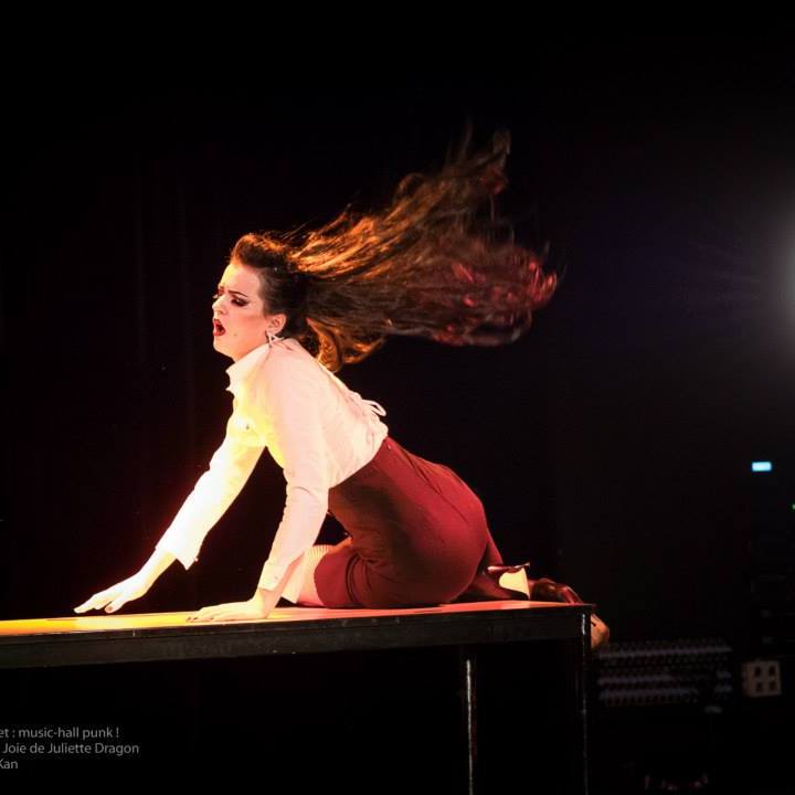 Effeuilleuse Burlesque Performeuse Feu Paris