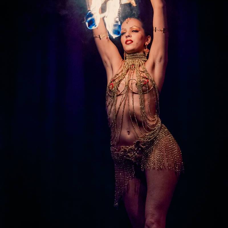 Effeuilleuse Burlesque Performeuse Feu Paris