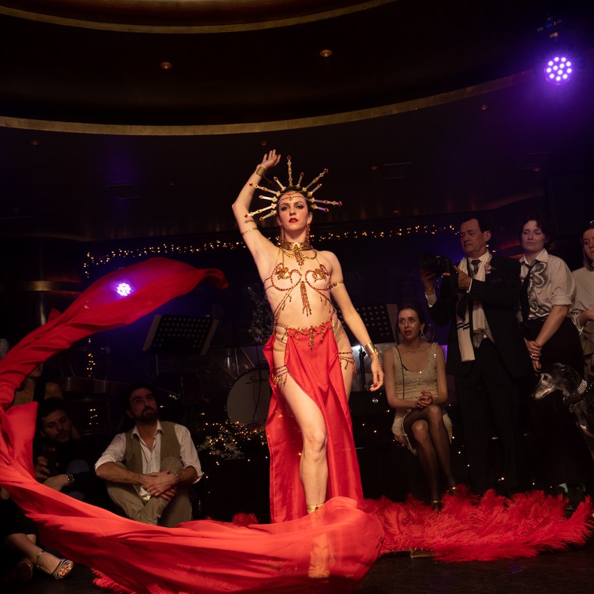 Effeuilleuse Burlesque Performeuse Feu Paris