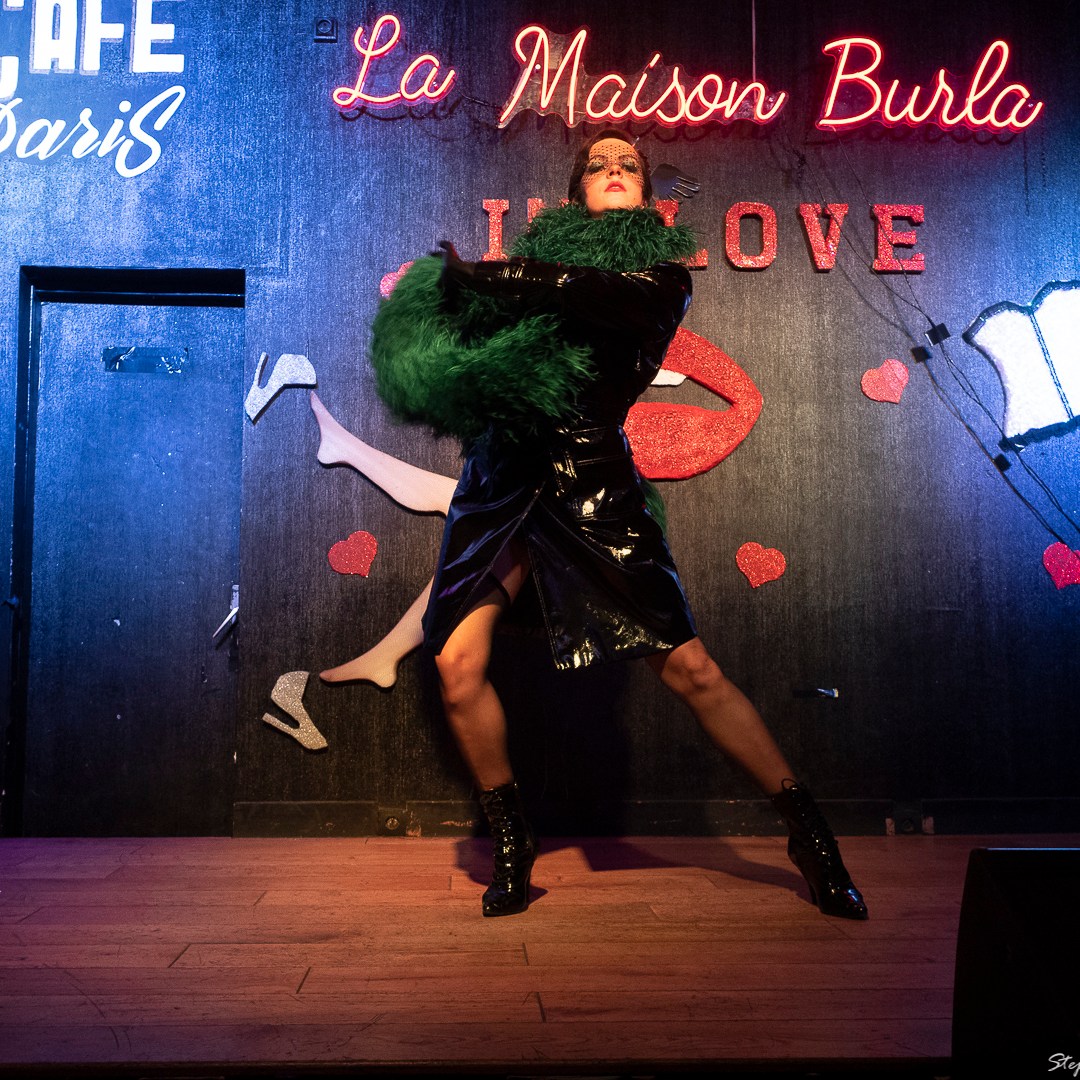 Effeuilleuse Burlesque Performeuse Feu Paris