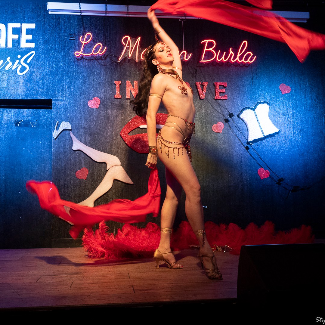 Effeuilleuse Burlesque Performeuse Feu Paris