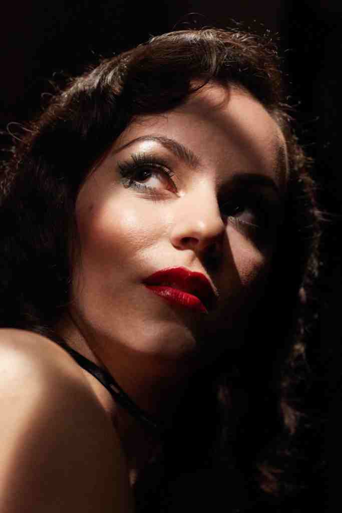 Effeuilleuse Burlesque Performeuse Feu Paris