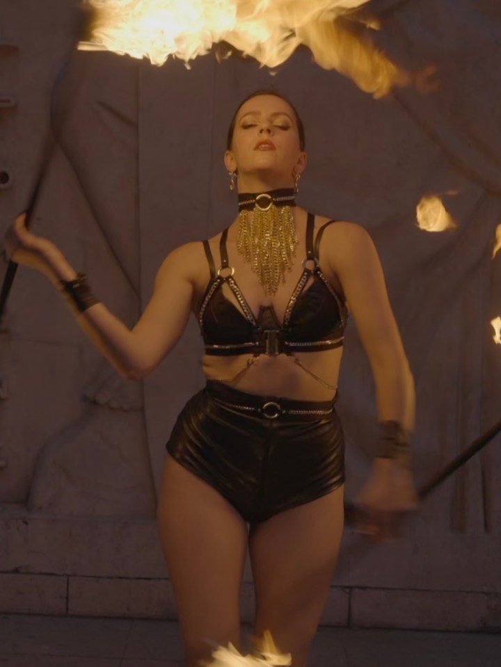 Effeuilleuse Burlesque Performeuse Feu Paris